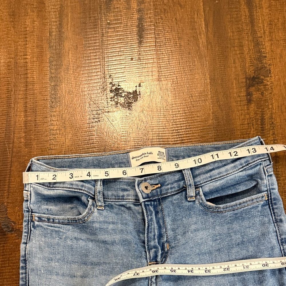Abercrombie Kids Light Wash Low rise boot Jeans - Picture 6 of 9